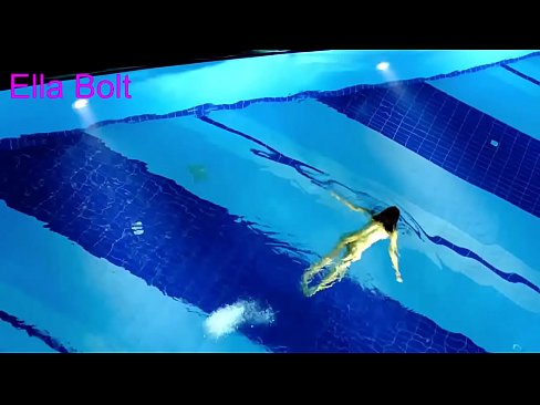 ❤️ मी पाहणे थांबवू शकत नाही, तरुण गोरा ELLA BOLT रिसॉर्ट पूलमध्ये नग्न पोहताना पकडला गेला ❤❌ गुदद्वारासंबंधीचा अश्लील